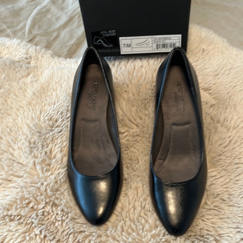 New I. Box Aerosoles mid heel shoe